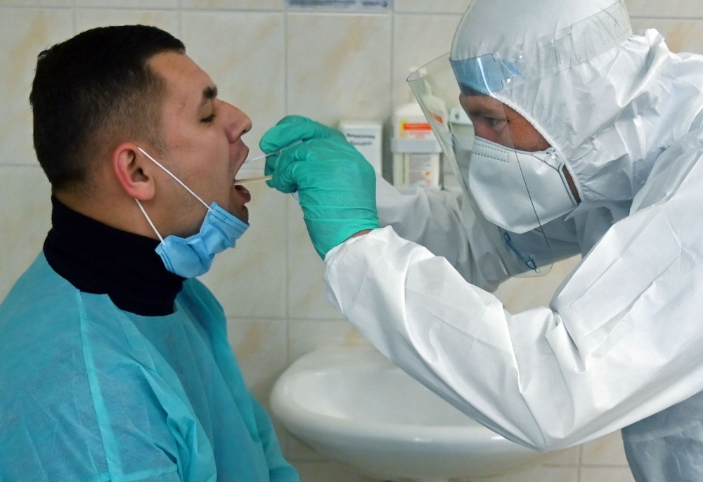 Persoanele care prezintă simptome COVID-19 pot realiza testul rapid la medicul de familie